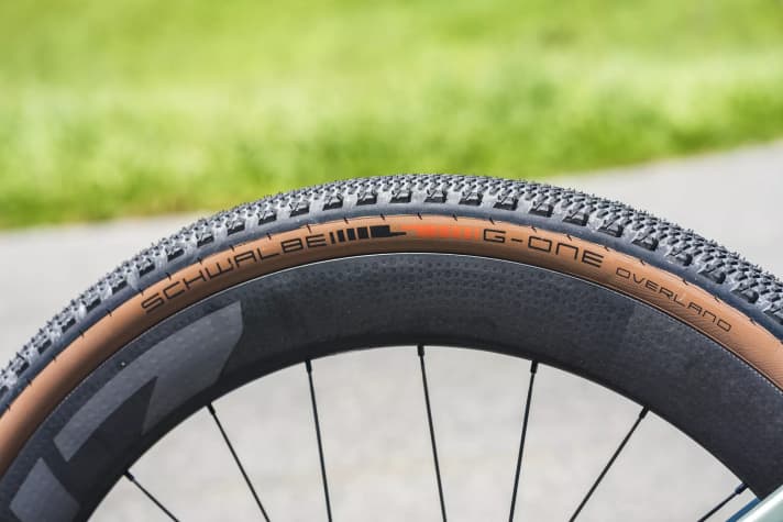 Thanks to the 50-millimetre rollers, the Solace Gravel can also cope with rougher terrain under the tyres, but the course should not be too winding due to the sluggish steering behaviour.