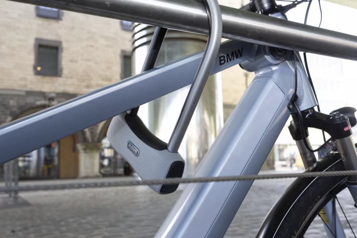 Tip for U-locks: Buy large enough so that the frame can be attached to a road sign or similar. The latest versions of the U-lock use a tungsten carbide alloy that can even withstand abrasive cutters.