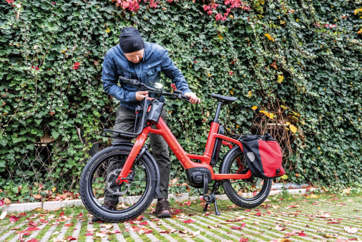 Short length, folding pedals and the handlebars can also be moved sideways with a flick of the wrist. This is how parking works.