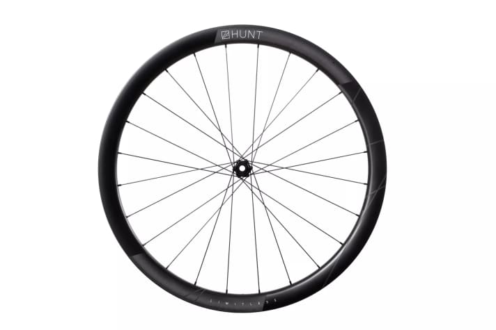 Die Hunt 40 Limitless Gravel Aero Laufräder gibt es mit Carbon- und Stahlspeichen. Der Gewichtsunterschied beträgt 103 Gramm.