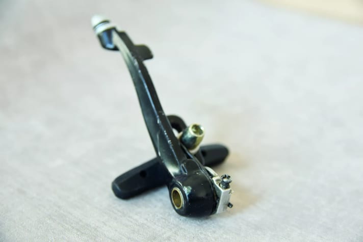 Schleift eine Felgenbremse einseitig, hilft die kleine Kreuzschraube. Eindrehen bringt den Belag weg von der Felge.