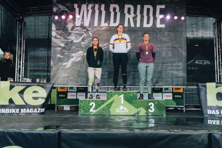 Helen Weber ebenfalls im Deutschen Meister-Trikot ganz oben auf dem Treppchen.