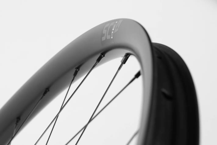 With an inner width of 30 mm, they offer sufficient support for wide tyres, which should increase grip and stability in technical terrain.