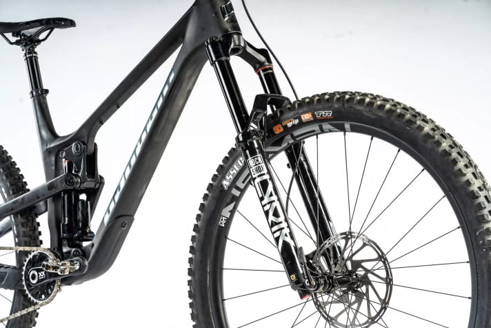 Our test model was fitted with the high-quality Rockshox Lyrik Ultimate. We rode the fork significantly softer than recommended by Rockshox - and thus tickled more comfort out of the fork.
