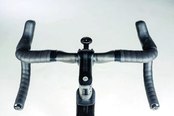 Le Cervélo est réglé plus fermement avec un guidon en carbone, le confort est apporté par des pneus tubeless volumineux.