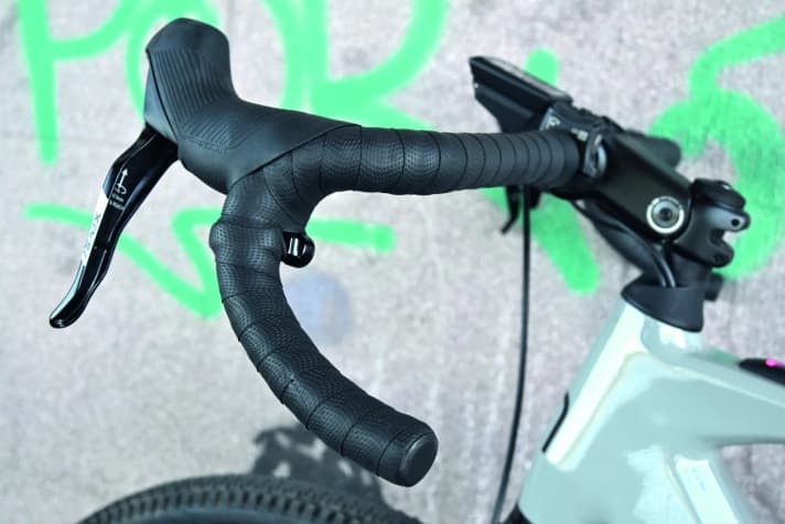 At a good 50 centimetres, the handlebar is wider than necessary, but creates plenty of space for the castor.