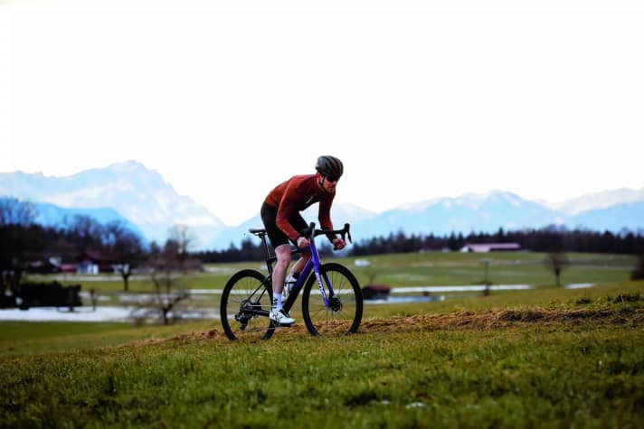 Fast on gravel: The Roadmachine X feels right at home off-road, where it shows its full comfort potential.