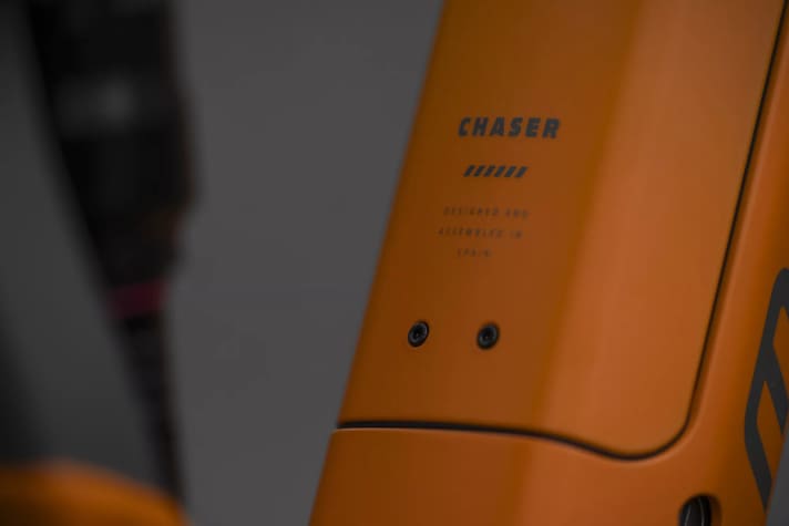 The top models of the new E-MTBs have a battery permanently installed in the frame. Here you can see the compartment from which the battery can be removed on the other models.