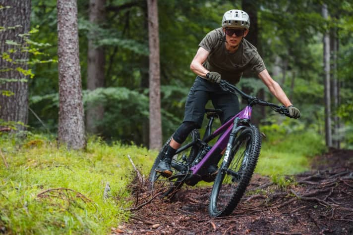 Modern trail geometry with a steep seat and flat steering angle for a central riding position - that's what the menu card of the BIXS Sign-E Carbon says.