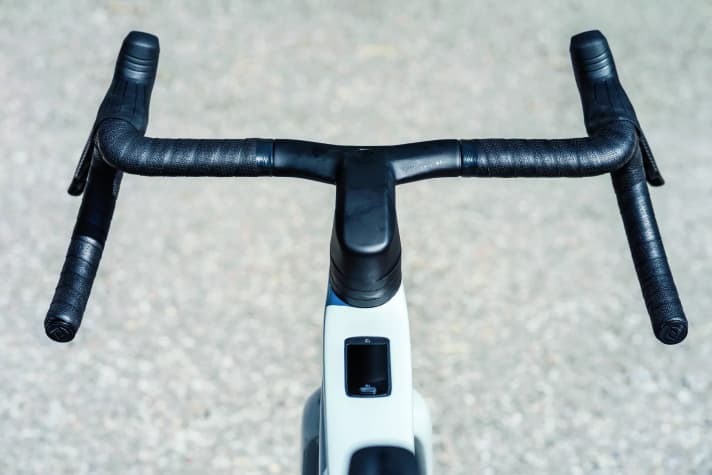 The cockpit, seating position and straight-line stability are based on the Addict Gravel.