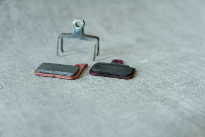 Two pads plus retaining clip go into the brake base - here a new pad and one with 5,000 kilometres.