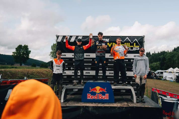 Die Sieger des iXS Downhill Cups auf dem Podium.