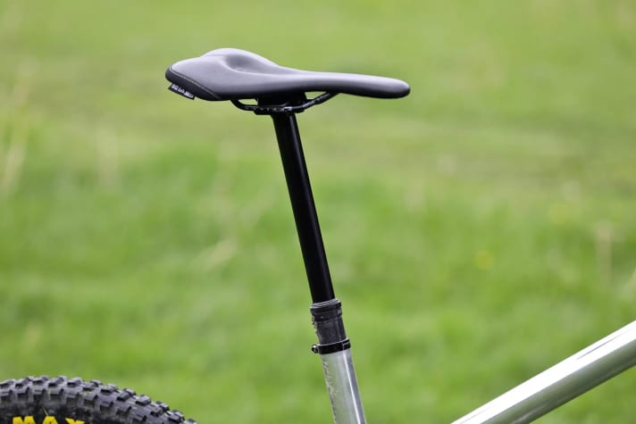 The steeply sloping top tube provides freedom of movement. A 240 mm telescopic seat post can be completely lowered into the seat tube.