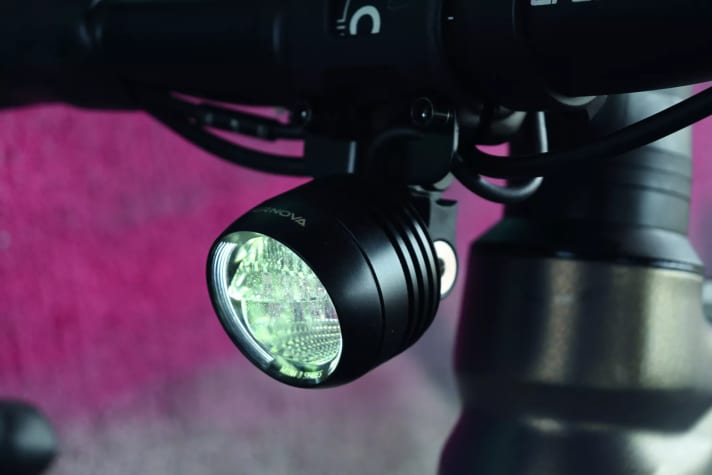 La lampe Supernova passe d'elle-même des feux de jour aux feux de croisement.