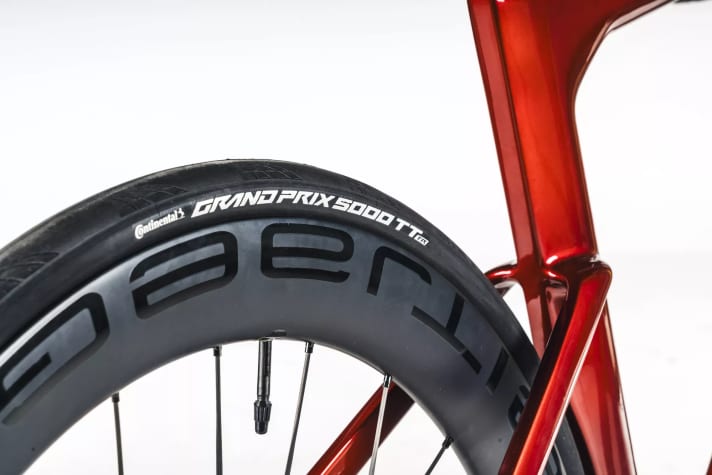 For the piste: The lightweight carbon spoked wheels with time trial tyres are radical racing technology.