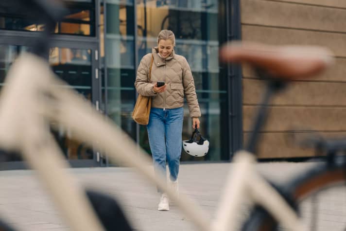 Relaxed parking of the e-bike. With Bosch Battery Lock, the battery will be digitally secured in the future.