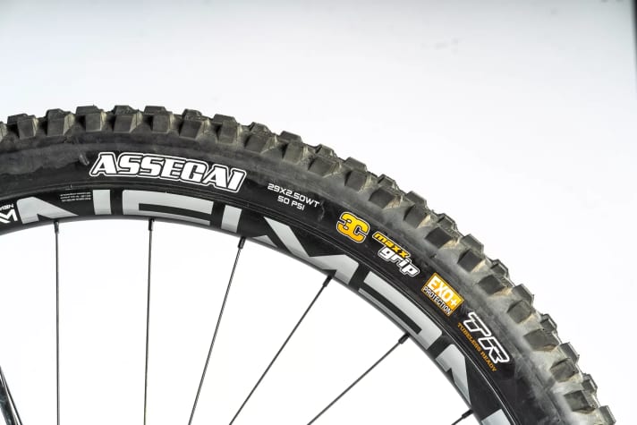 Bewährte Bereifung: Maxxis Assegai DHF in der Maxx-Grip-Ausführung am Vorderrad.