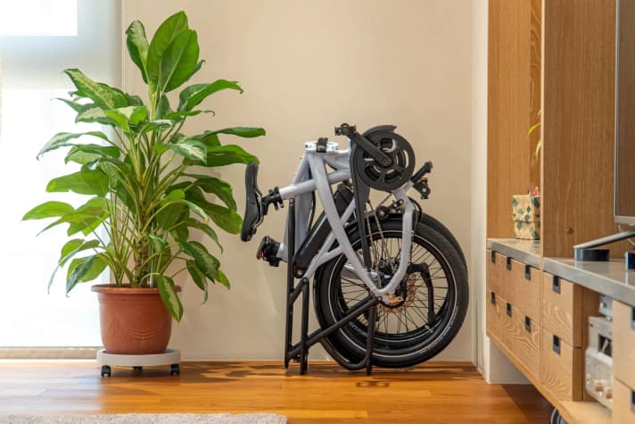 When folded, the Vektron can be stowed away under desks, in office corners or luggage compartments to save space.