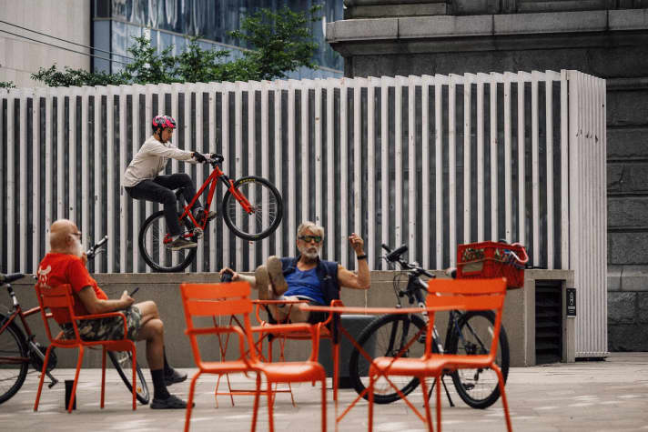 Was geht denn hier ab? Jake Atkinson ballert durch urbane Spots von Vancouver.