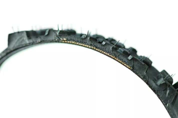 Vittoria Terreno im Schnitt: In die feine Karkasse ist eine zusätzliche Pannenschutzeinlage integriert, die ausreichend vor Schnitten schützt.