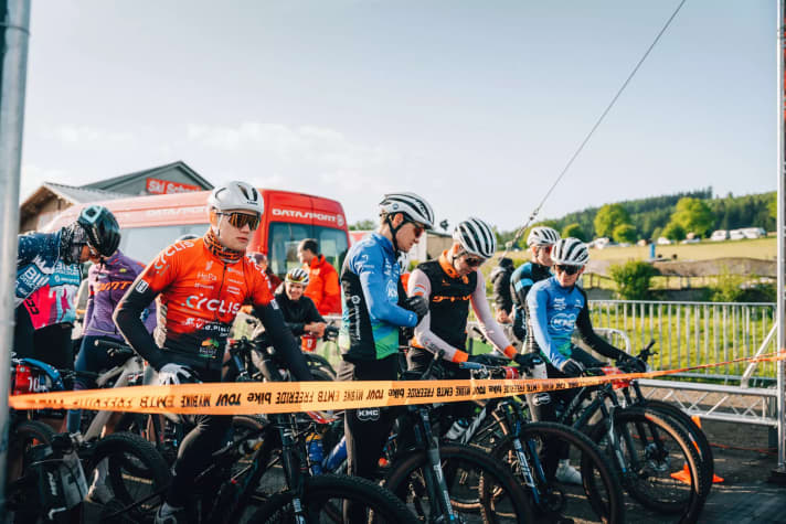 Die Teilnehmer des BIKE Marathons vor dem Start.