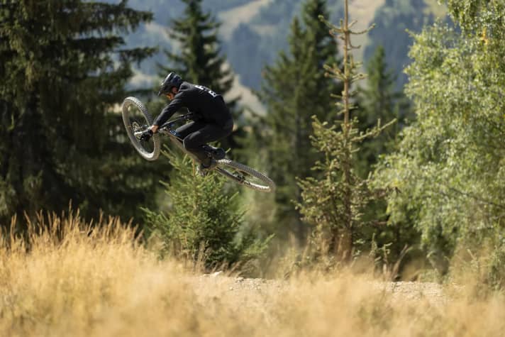 The breathable properties and body-hugging fit ensure comfort on tour.