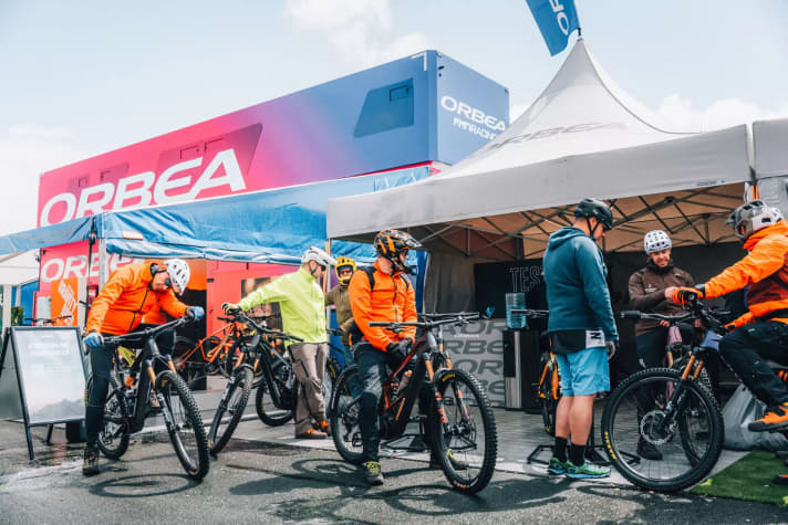 Die BIKE Festival Expo ist prall gefüllt mit MTB-Action.