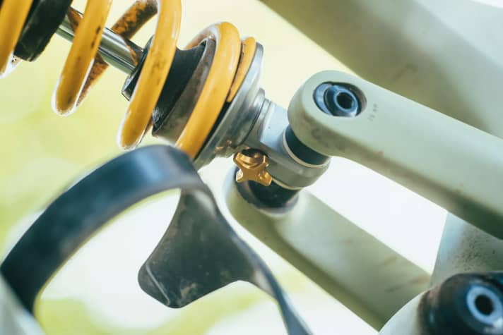 Über das kleine goldene Rädchen lässt sich die Zugstufen in 7 Stufen verstellen.