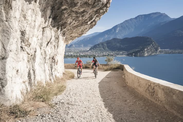 Sehr beliebt, oft viel los darauf, aber auch einfach nur traumhaft: Die alte Ponalestraße führt von Riva del Garda hinauf zum Ledrosee.