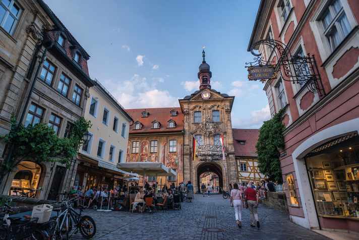 Die historische Altstadt Bambergs mit dem Alten Rathaus sowie den Gasthäusern und Bierkellern ist einen Besuch wert.