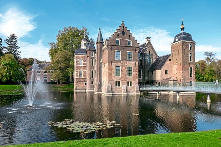Magnificent castles and fortresses characterise the Achterhoek, like Ruurlo Castle here.