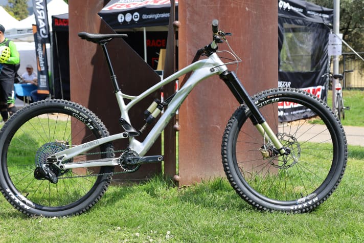 Natürlich gehört eine außergewöhnliche Bremse auch an ein außergewöhnliches Bike. Braking präsentierte beim BIKE Festival in Riva ihre Bremsen an einer Geometriestudie von Alutech mit dem einprägsamen Namen “Armageddon”. Der Lenkwinkel liegt bei superflachen 57 Grad.