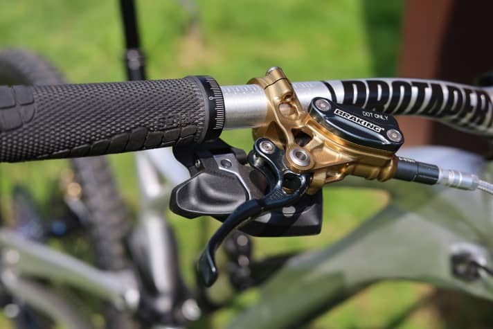 The CNC-machined brake lever of the Braking Incas brake from Italy is visually impressive.
