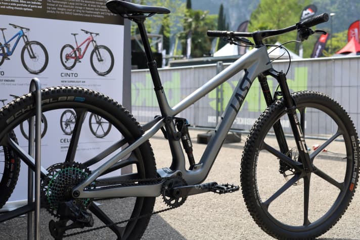 The Last Celos down-country bike shines on the scales thanks to its light 11.2 kilos including pedals.