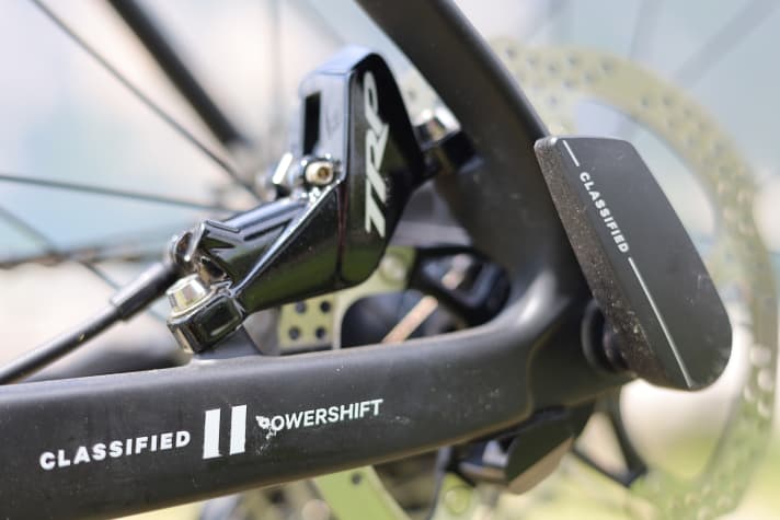 The battery and radio receiver are located in the Classified axle. An electronic servomotor in the Powershift hub enables a reduction by a factor of 0.7.