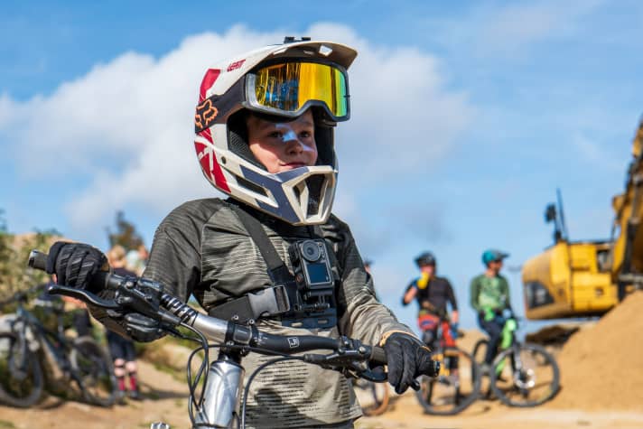 Matheo Apel records his jumps with his action cam like a pro. The six-year-old's freeride videos have even won awards.