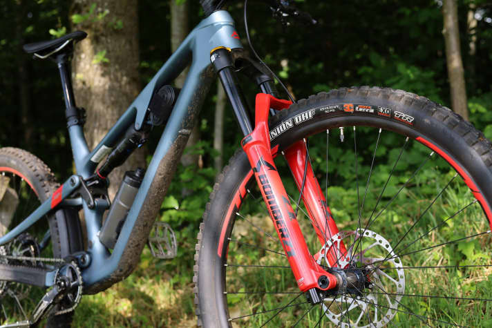 The solid equipment of the Merida One Forty 6000 includes a Marzocchi Bomber Z1 suspension fork with 150 millimetres of travel.