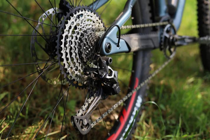 Das Merida MTB kommt mit Schaltung und Bremsen aus der Shimano SLX Baureihe.