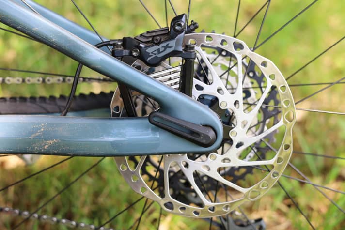 Large brake discs with centre lock mounts and Shimano SLX four-piston brakes promise sufficient deceleration on the descent at all times.