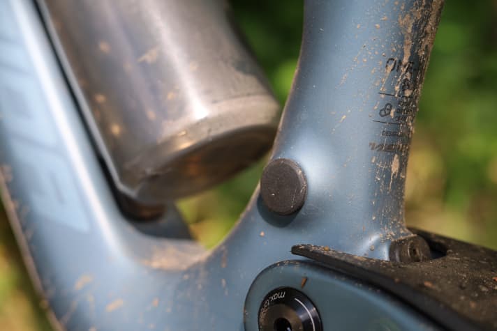 Hinter der Gummiabdeckung verbirgt sich die Aufnahme für eine integrierte Eightpins-Variostütze. Auch wenn Merida einen eigenen Ansatz wählt, ist die Upgrade-Option ein nettes Detail.