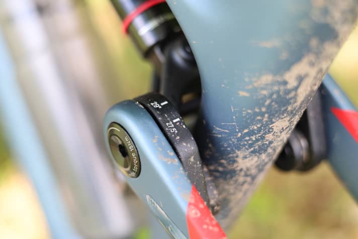 A geometry adjustment via flipchip also allows a small 27.5 inch rear wheel on the Merida One Forty.