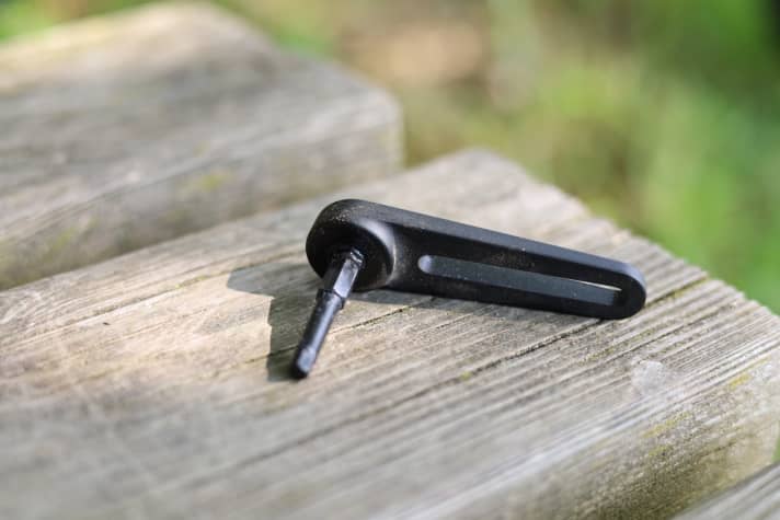 Good idea, poor implementation: The removable tool lever in the rear wheel axle started rattling early on.