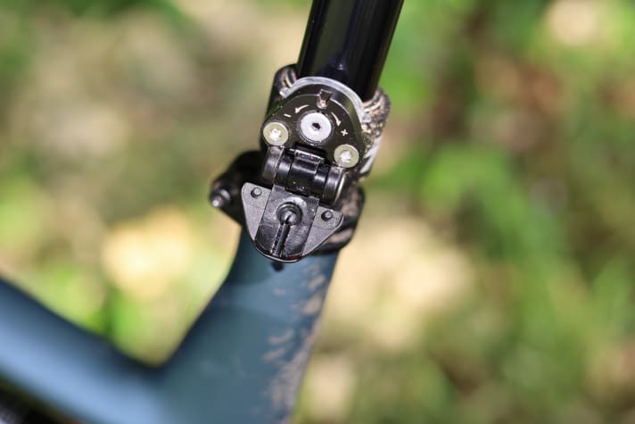 Mithilfe dieses aufklappbaren Mechanismus und einem Sechskantschlüssel lässt sich der Hub der Merida Expert SL Sattelstütze stufenlos anpassen.