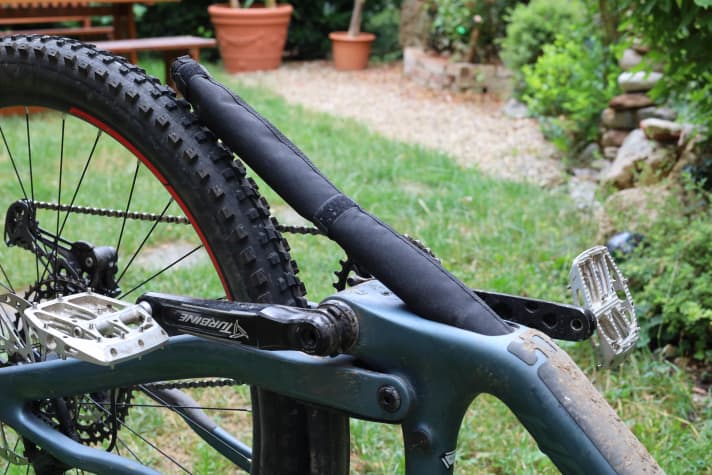 In dieser sehr langen Werkzeugtasche im Unterrohr sitzen ab Werk Minipumpe, Tubeless-Reparatur-Kit und Reifenheber.