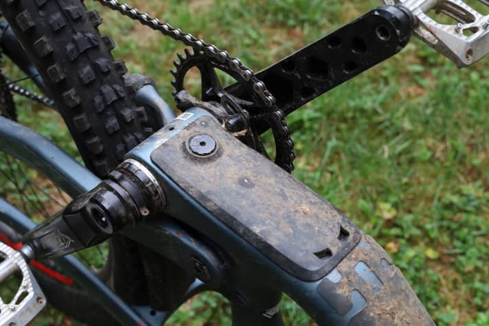 Unter dem Tretlager sitzt beim Merida One Forty ein Integriertes Staufach. Die Klappe kann mithilfe des in der Hinterradachse befindlichen Inbus-Schlüssels geöffnet werden.