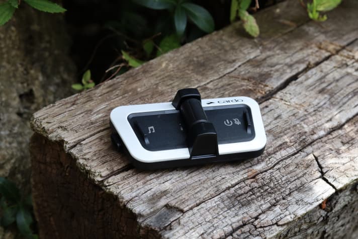 Piktogramme, mehrfarbige LEDs und Sprachansagen erleichtern die Bedienung des Cardo Packtalk Outdoor.