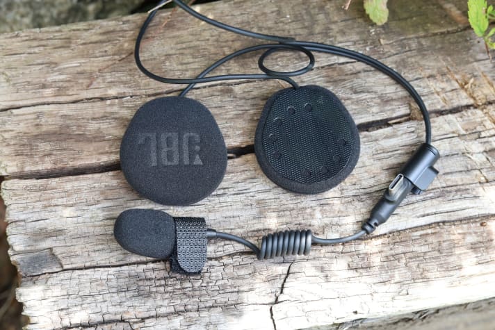 Beim Cardo Packtalk Outdoor ließen sich Kopfhörer und Mikrofon sogar in den Vollvisierhelm integrieren. Bei den meisten Mountainbike-Modellen dürfte es aber Probleme mit dem Platz geben.