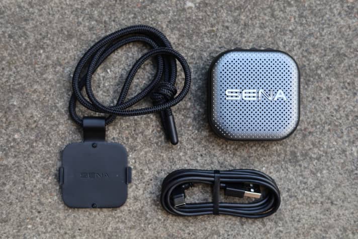 Square, practical, good: the Sena Talkie is compact and doesn't need headphones. A wristband is included in the standard scope of delivery.