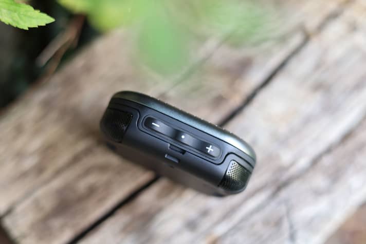 The handling of the intercoms is as different as the network technologies. The Sena Talkie is easy to operate using three buttons.