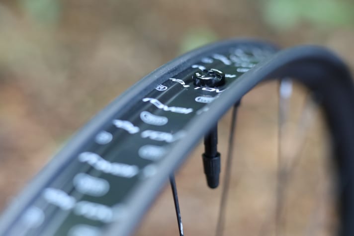 The Specialized carbon wheelset comes from the factory with tubeless valves and tubeless rim tape.